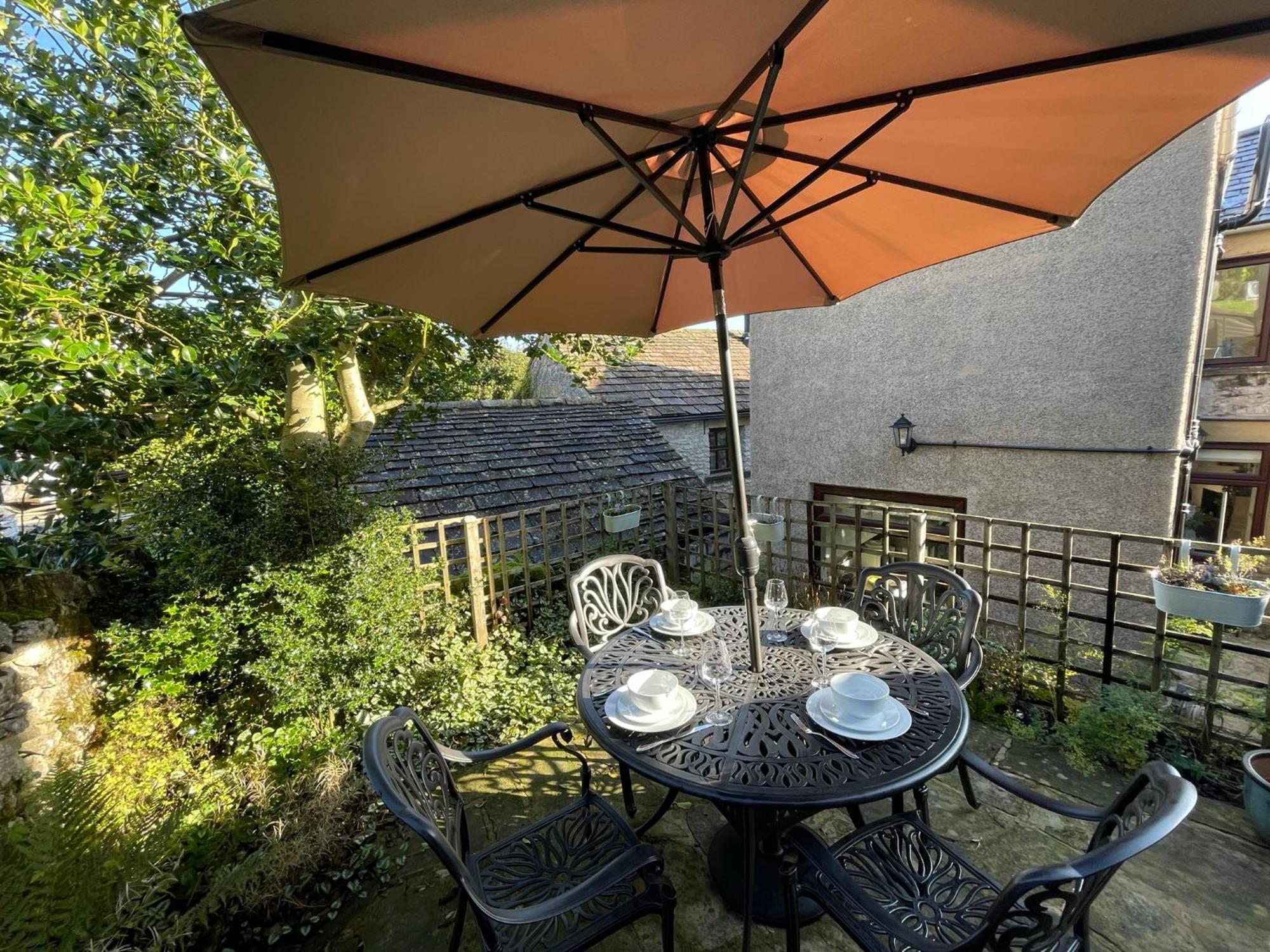 Muddy Paws Cottages - The Nook Taddington Exterior foto