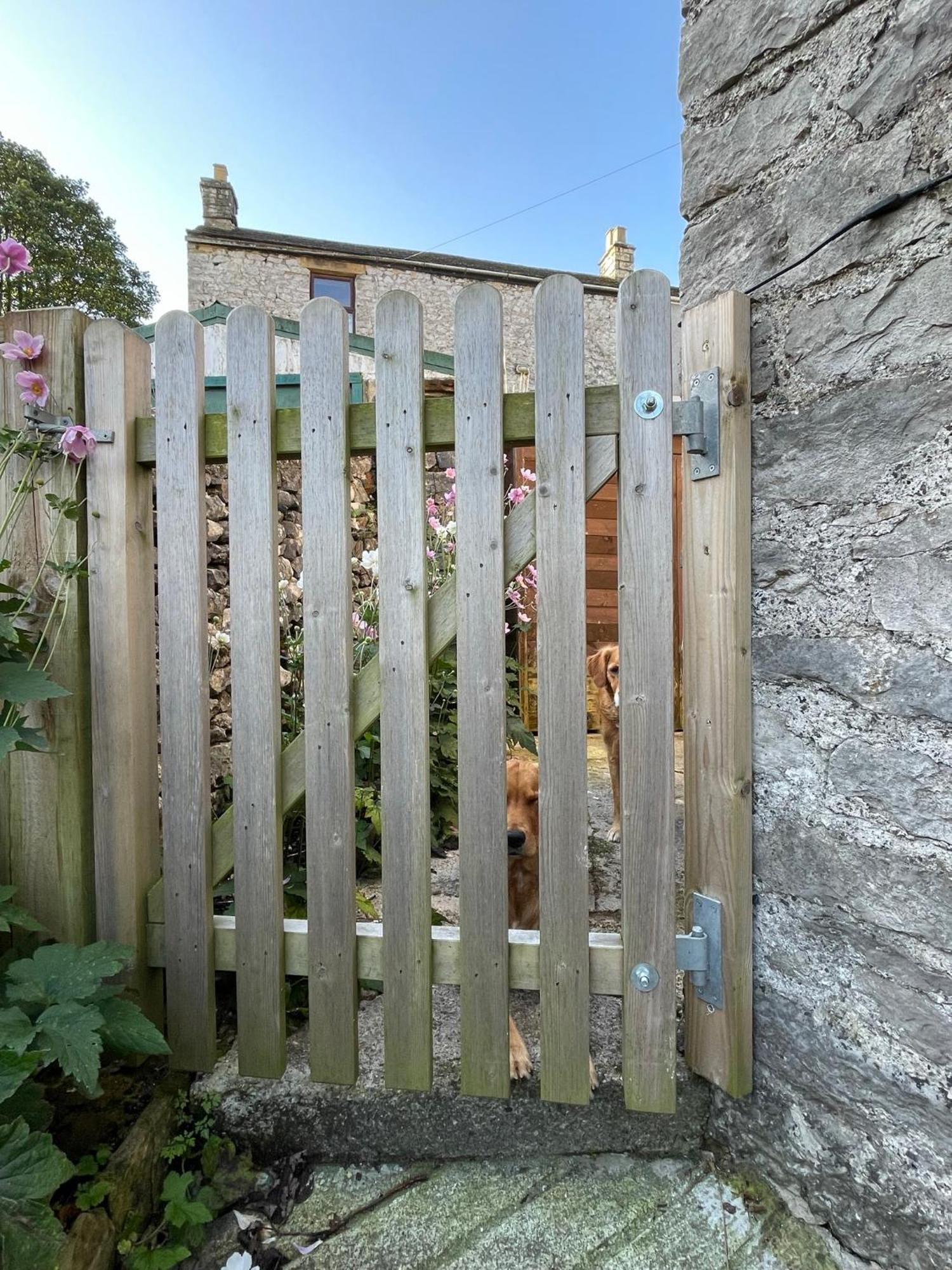 Muddy Paws Cottages - The Nook Taddington Exterior foto